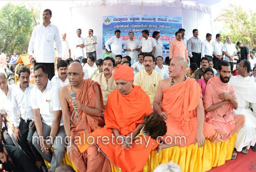 yettionhole protest 1